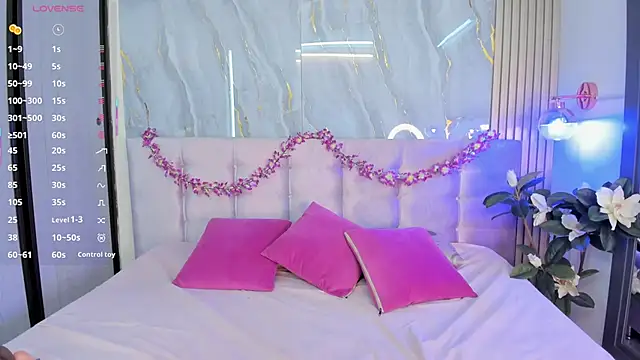 SalomeeHills online show from June 9, 5:24 pm