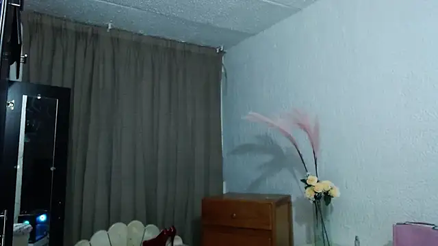 Snapshot of EngelCristaly chatting on October 4, 6:11 am EngelCristaly online show from October 4, 6:11 am