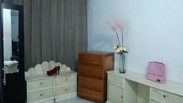 Snapshot of EngelCristaly chatting on October 8, 5:05 am EngelCristaly online show from October 8, 5:05 am