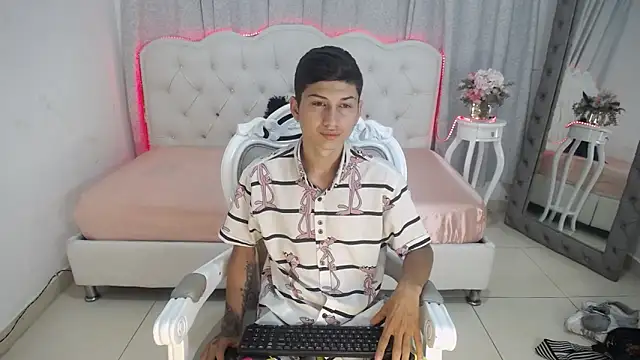 Snapshot of katty_And_alex chatting on February 19, 6:54 pm katty And alex online show from February 19, 6:54 pm