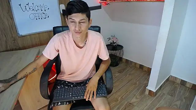 Snapshot of katty_And_alex chatting on February 24, 9:20 pm katty And alex online show from February 24, 9:20 pm