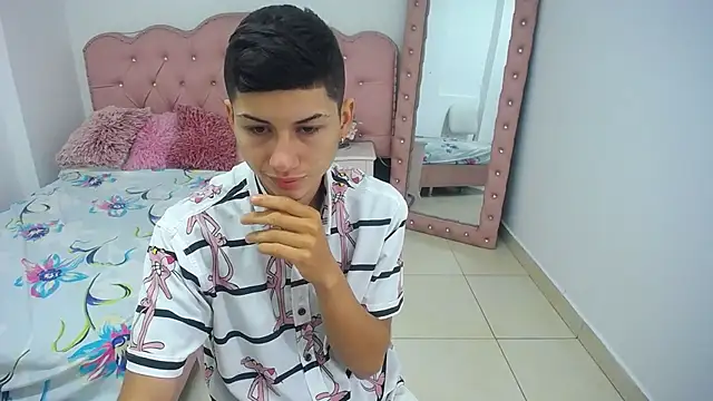 Snapshot of katty_And_alex chatting on March 7, 12:01 pm katty And alex online show from March 7, 12:01 pm