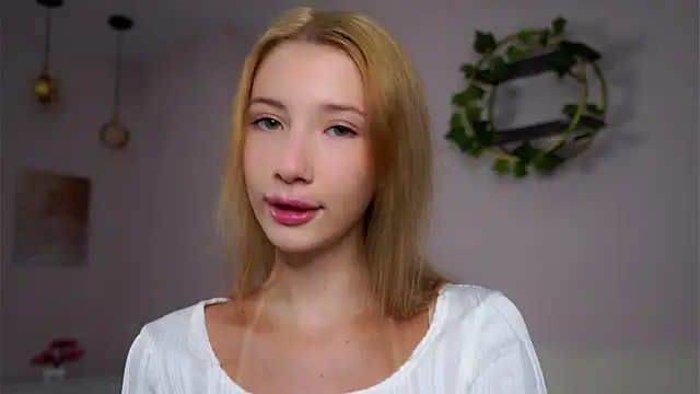 Snapshot of SunnivaCovil chatting on October 18, 1:34 pm SunnivaCovil online show from October 18, 1:34 pm