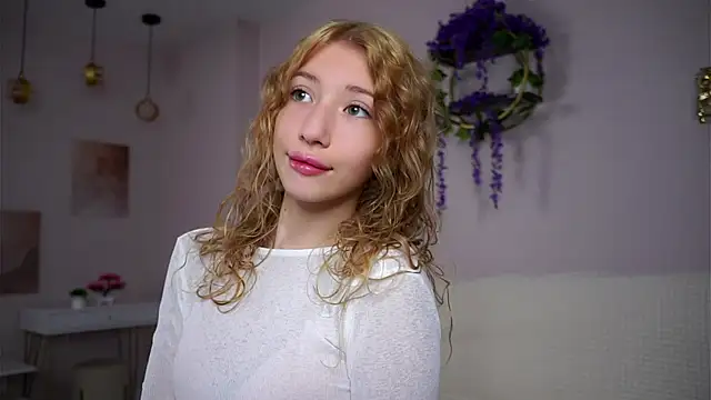 Snapshot of SunnivaCovil chatting on October 25, 1:51 pm SunnivaCovil online show from October 25, 1:51 pm