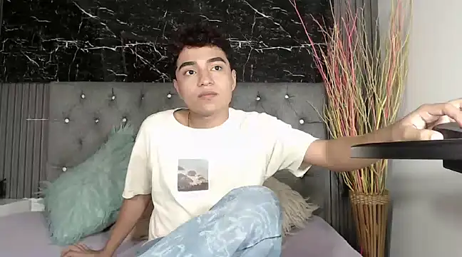 Snapshot of CamilowhiteS chatting on February 22, 7:36 pm CamilowhiteS online show from February 22, 7:36 pm