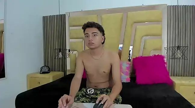 Snapshot of CamilowhiteS chatting on February 27, 10:42 pm CamilowhiteS online show from February 27, 10:42 pm