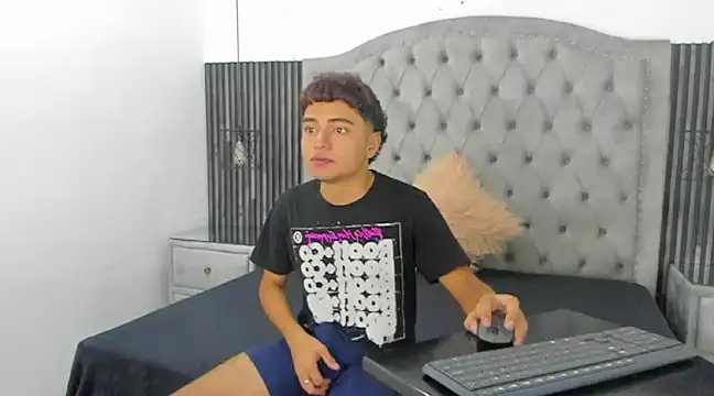 Snapshot of CamilowhiteS chatting on March 1, 7:26 pm CamilowhiteS online show from March 1, 7:26 pm