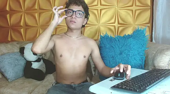 Snapshot of CamilowhiteS chatting on March 18, 10:48 pm CamilowhiteS online show from March 18, 10:48 pm