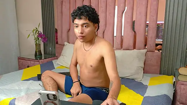 Snapshot of CamilowhiteS chatting on September 18, 7:38 pm CamilowhiteS online show from September 18, 7:38 pm