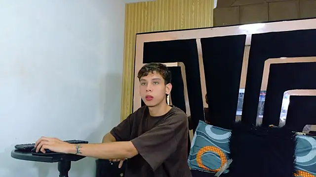 Noahoconor online show from December 18, 8:15 pm