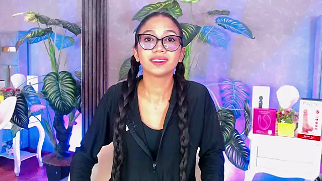 Tyla Ks online show from December 4, 7:33 pm