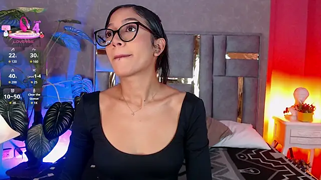 Tyla Ks online show from December 5, 7:43 pm