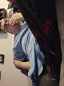 Snapshot of Smallone327 chatting on April 6, 4:10 am Smallone327 online show from April 6, 4:10 am