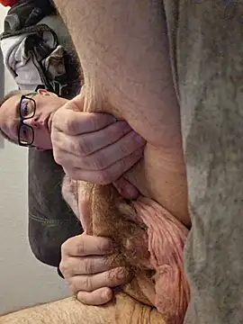 Snapshot of Smallone327 chatting on April 6, 4:46 am Smallone327 online show from April 6, 4:46 am