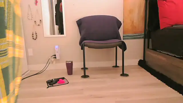 Queenanitadix online show from February 5, 9:30 pm