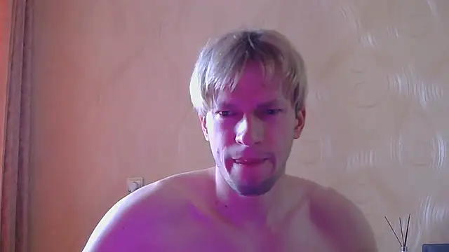 Snapshot of frama666 chatting on May 15, 8:32 am frama666 online show from May 15, 8:32 am