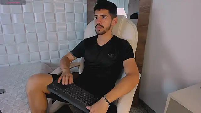 Snapshot of AlejandroStormm chatting on October 13, 9:15 pm AlejandroStormm online show from October 13, 9:15 pm