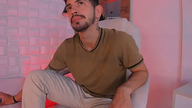 Snapshot of AlejandroStormm chatting on October 19, 3:40 am AlejandroStormm online show from October 19, 3:40 am