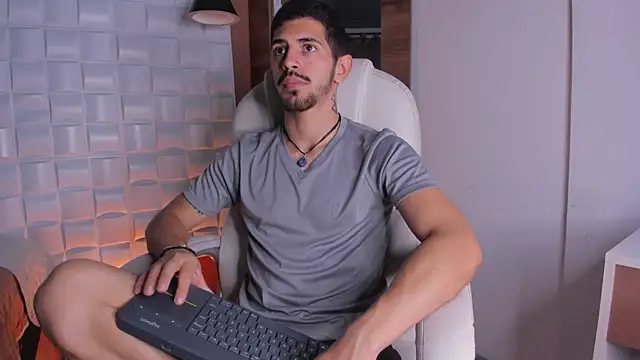 Snapshot of AlejandroStormm chatting on November 19, 8:20 pm AlejandroStormm online show from November 19, 8:20 pm