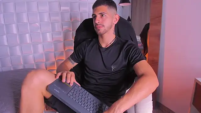 Snapshot of AlejandroStormm chatting on November 21, 7:56 pm AlejandroStormm online show from November 21, 7:56 pm