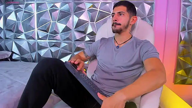 Snapshot of AlejandroStormm chatting on January 7, 8:33 pm AlejandroStormm online show from January 7, 8:33 pm