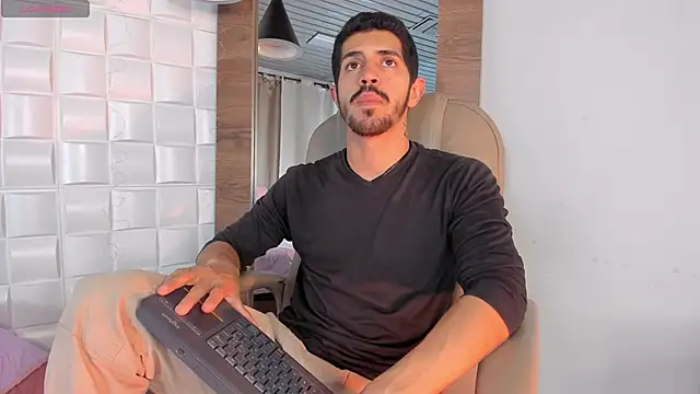 Snapshot of AlejandroStormm chatting on February 8, 3:32 am AlejandroStormm online show from February 8, 3:32 am