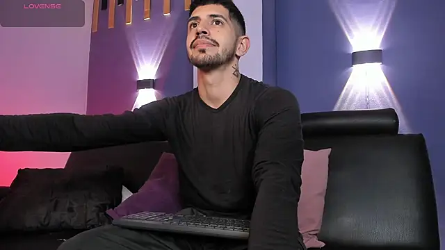 AlejandroStormm online show from June 21, 7:00 am