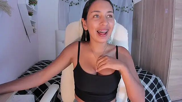 Emma lorense22 online show from December 2, 7:09 pm