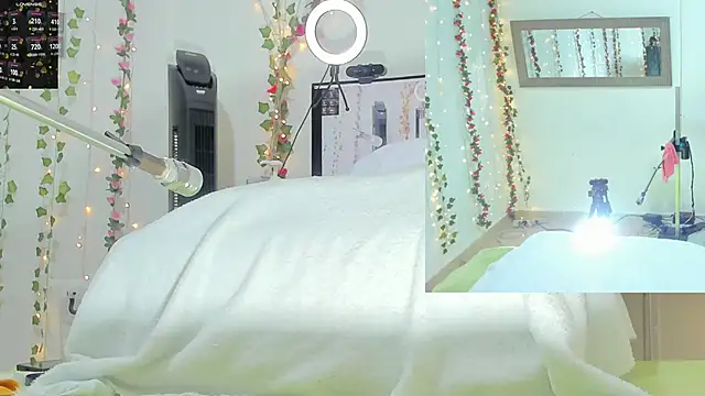 Snapshot of Genesis_Love__ chatting on October 18, 9:32 am Genesis Love   online show from October 18, 9:32 am