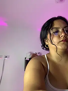 Leah yuah  online show from February 23, 6:07 am