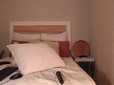 Bee Bella1 online show from September 14, 6:29 pm