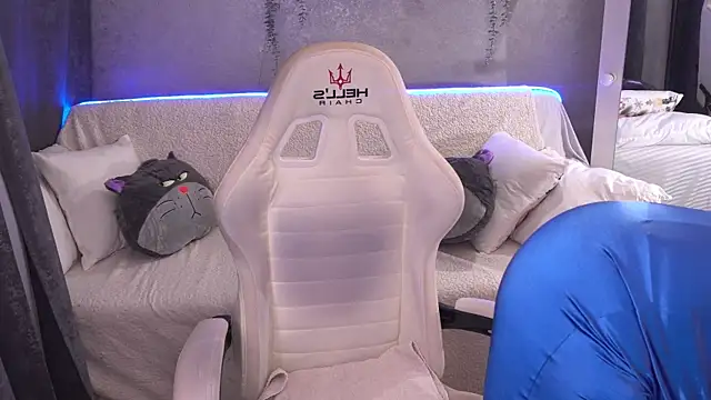 LilyFoxyy online show from November 27, 8:00 pm