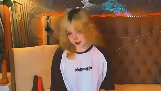 EmilyAngells online show from May 18, 5:57 am