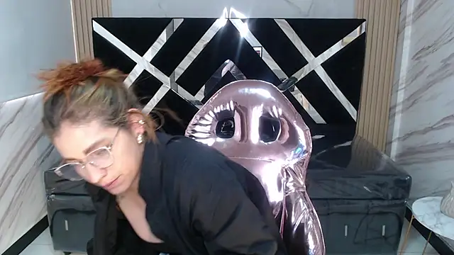 Snapshot of Angeles_v chatting on March 9, 6:43 pm Angeles v online show from March 9, 6:43 pm