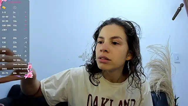 Snapshot of jessyegoldenn chatting on May 13, 4:37 pm jessyegoldenn online show from May 13, 4:37 pm