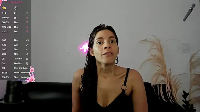 Snapshot of jessyegoldenn chatting on May 25, 4:35 pm jessyegoldenn online show from May 25, 4:35 pm