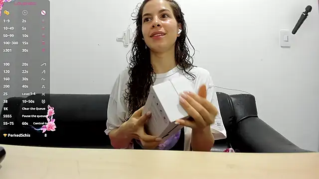 Snapshot of jessyegoldenn chatting on July 27, 2:46 pm jessyegoldenn online show from July 27, 2:46 pm