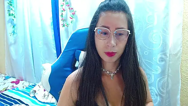 Gia leinn online show from November 18, 8:02 pm