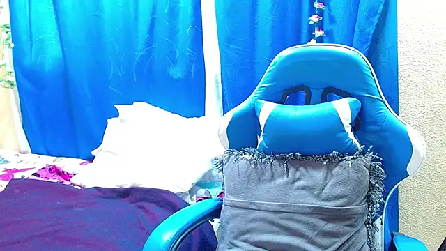Snapshot of Gia_leinn chatting on May 28, 2:03 pm Gia leinn online show from May 28, 2:03 pm