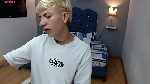 Snapshot of matteo_foxx chatting on March 1, 1:18 pm matteo foxx online show from March 1, 1:18 pm