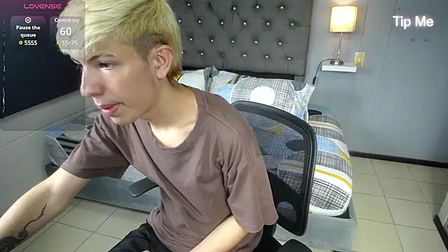 Snapshot of matteo_foxx chatting on March 11, 7:03 pm matteo foxx online show from March 11, 7:03 pm