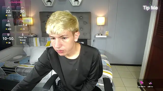 Snapshot of matteo_foxx chatting on March 15, 1:18 pm matteo foxx online show from March 15, 1:18 pm