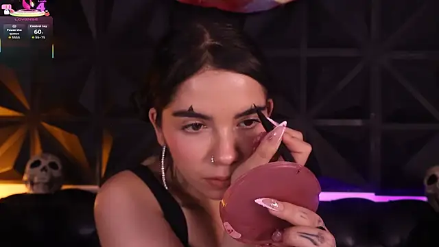 Snapshot of DaphneGlas chatting on October 31, 1:01 pm DaphneGlas online show from October 31, 1:01 pm