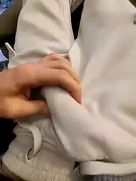 Snapshot of LrgPns chatting on March 9, 2:43 pm LrgPns online show from March 9, 2:43 pm