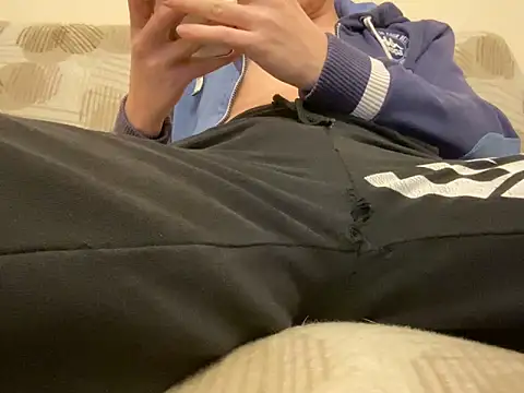 Snapshot of LrgPns chatting on December 15, 8:02 pm LrgPns online show from December 15, 8:02 pm