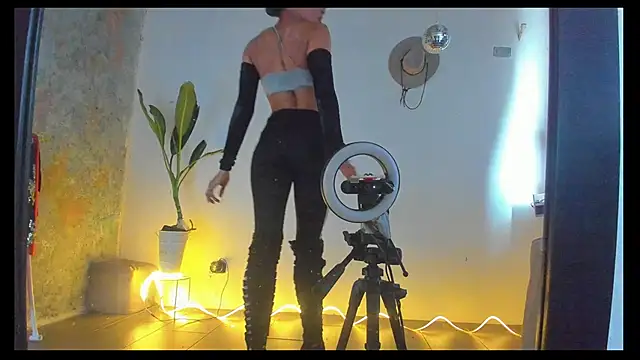 Snapshot of SoleiAndKairo chatting on April 7, 8:20 pm SoleiAndKairo online show from April 7, 8:20 pm