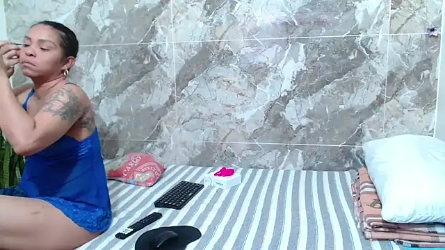 Snapshot of kima_leds chatting on October 10, 2:43 am kima leds online show from October 10, 2:43 am