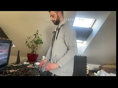 Snapshot of gryzoon chatting on March 3, 11:05 am gryzoon online show from March 3, 11:05 am