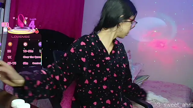 Snapshot of AhriSweet_ chatting on February 18, 1:18 pm AhriSweet online show from February 18, 1:18 pm