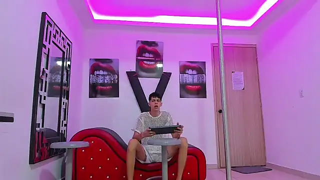 Snapshot of KING_OFF_BOYS chatting on October 4, 1:09 pm KING OFF BOYS online show from October 4, 1:09 pm